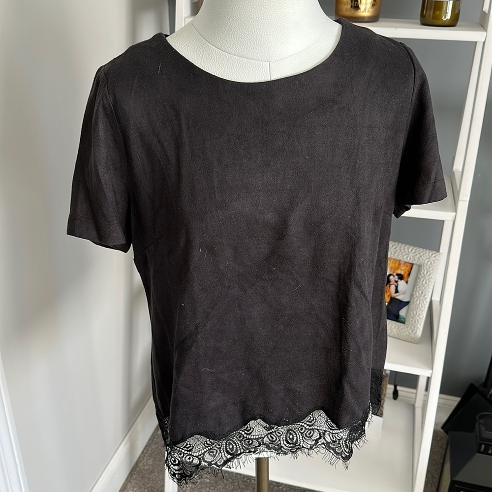 Design Lab Lord & Taylor Black Short Sleeve Top with Lace Hem